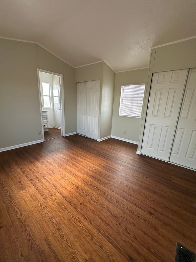 Building Photo - 2 Bed, 2 bath