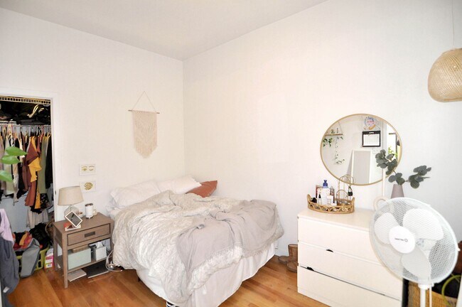 Building Photo - Wicker Park Large Sunny 3 Bed. In-Unit Laundry, FREE Fast Internet. Central Heat & A/C, Hardwood ...