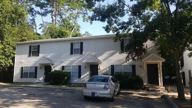 Building Photo - Gorgeous 4 BR 3 BA Town House Right By FSU and TCC!