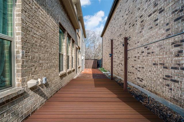 Building Photo - 858 Llano Dr