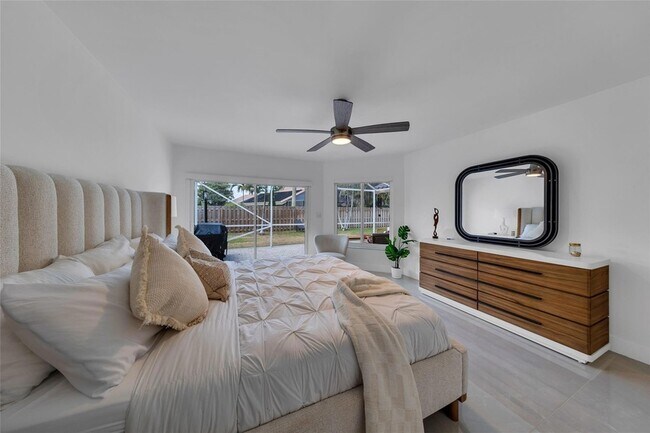 Building Photo - 9585 Carousel Cir S