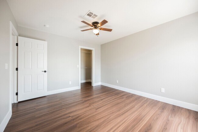 Building Photo - Fully Remodeled 3-Bedroom Townhome