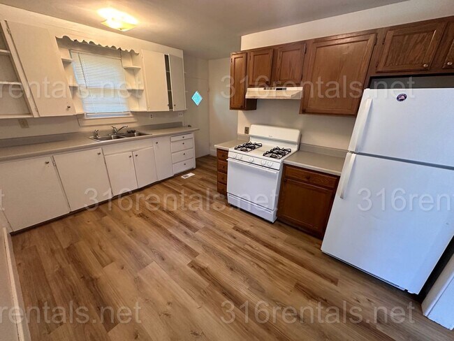 Building Photo - $880 - 2 bedroom/ 1 bathroom - Single Fami...