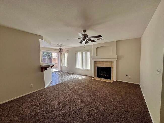 Building Photo - LARGE DESERT SHORES HOME, 4 BD 2.5 BATH, VAULTED CEILINGS, INCREDIBLE VALUE