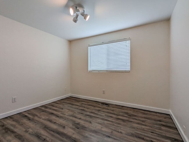 Building Photo - Move in ready 3bd/1bth Rambler W/ 1 car Ga...