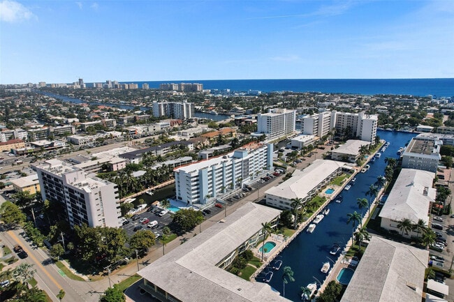 Building Photo - 3051 NE 48th St