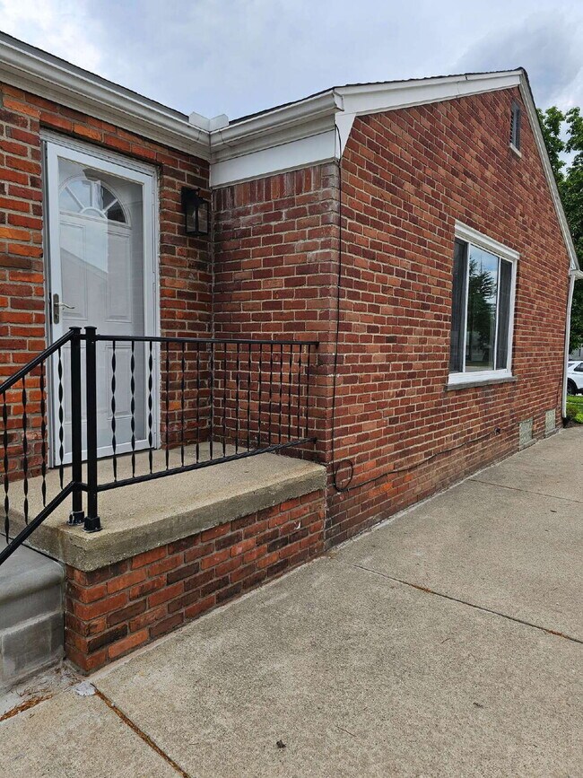 Building Photo - Beautiful 3-Bedroom Ranch in Desirable Northwest Warren, Nice Kitchen, Large Living Room, Finishe...