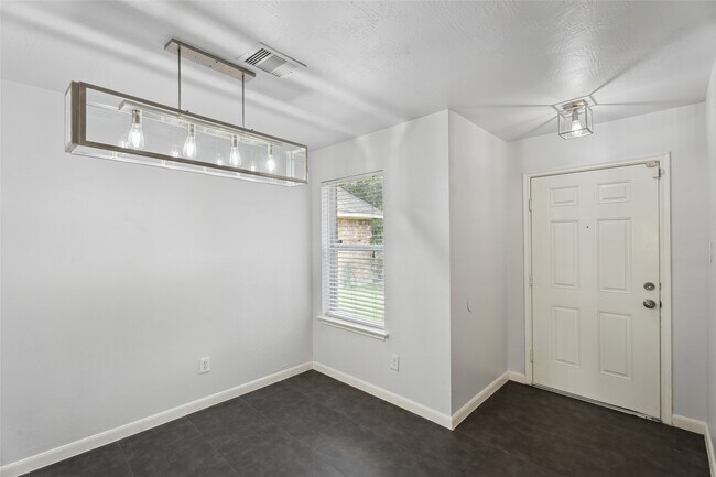 Building Photo - 18911 Brownstone Mills Dr