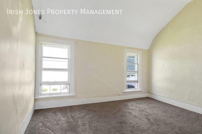 Building Photo - 215 Thompson St