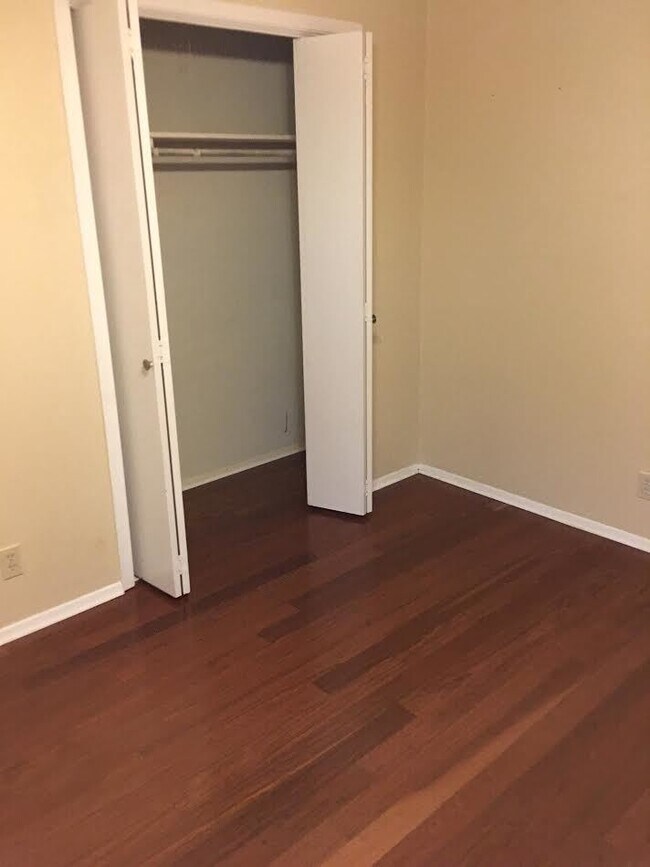 Building Photo - PRE-LEASE - HUGE HYDE PARK 1 BEDROOM - REAL WOOD FLOORS - $1375 - AVAIL AUG 10 2026