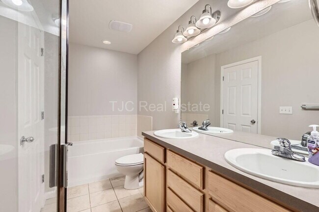 Building Photo - 2241 Valentia St