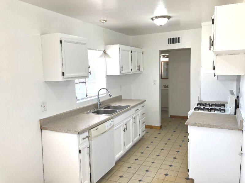 Building Photo - 1026 E Highland Ave