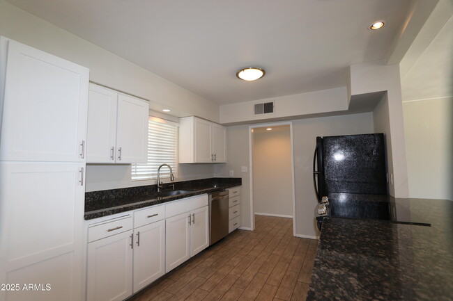 Building Photo - 6907 E Earll Dr