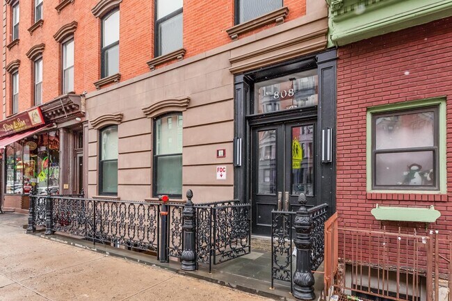 Building Photo - 808 Washington St