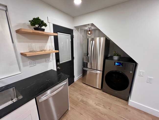 Building Photo - 214 W 7th St