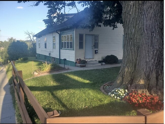 Building Photo - Charming and Spacious Home!