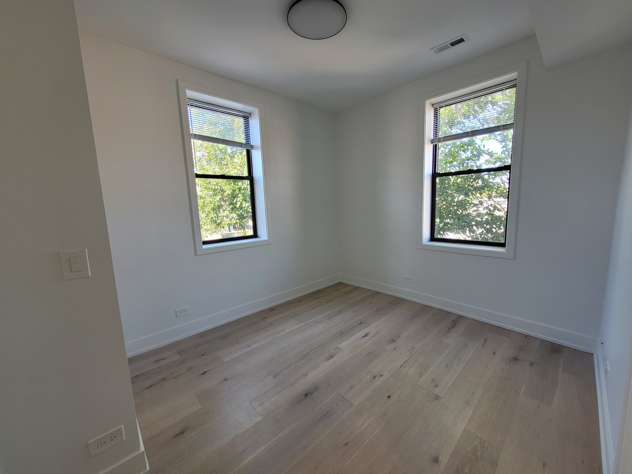 Building Photo - 1334 W Bryn Mawr Ave