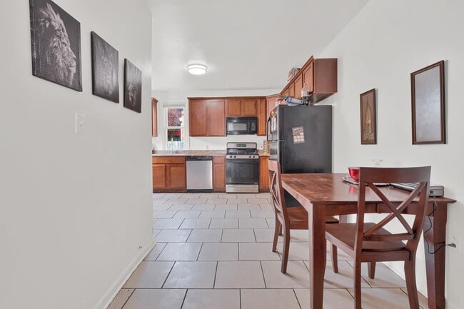 Building Photo - 3 Bed, 1.5 Bath House in South Side Flats