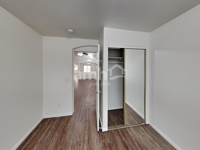 Building Photo - 10913 W Minnezona Ave