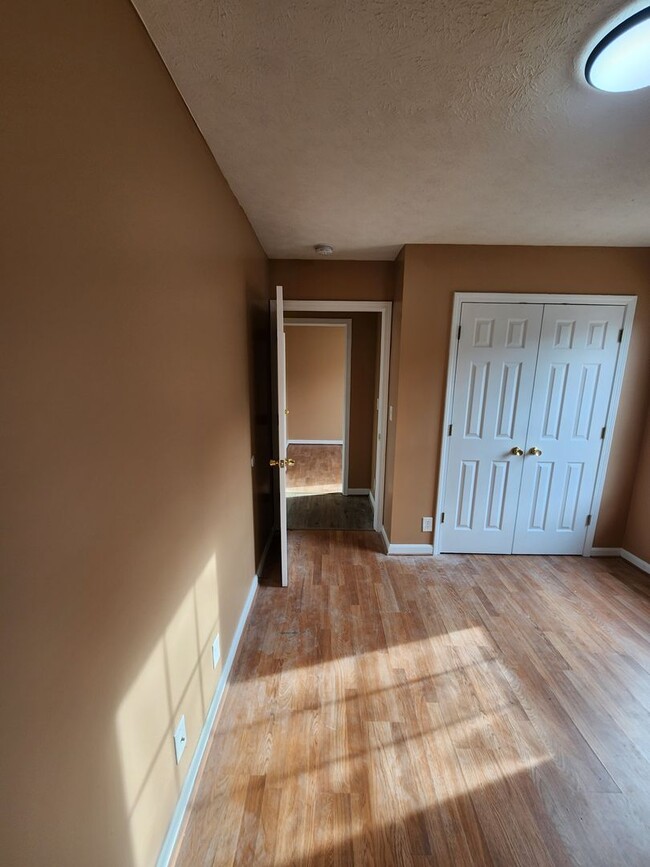 Building Photo - Spacious 2 bedroom 1st floor apartment wit...