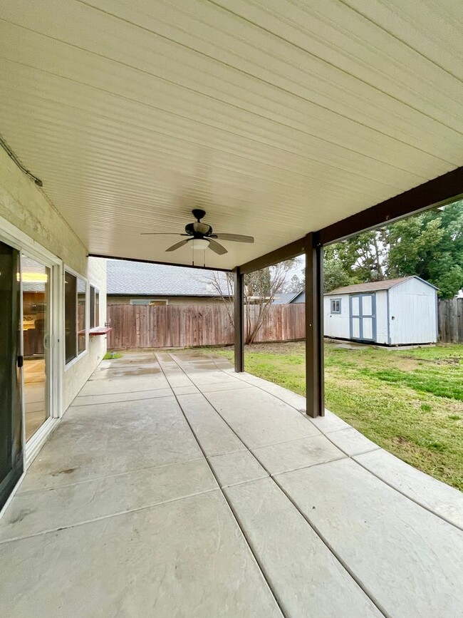 Building Photo - Great 4 Bedroom 2.5 Bath in South Natomas