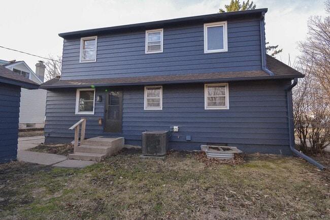 Building Photo - Updated 5 Bed, 2 Bath Home Near Churchill Elementary Available Now
