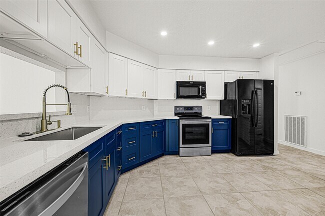 Building Photo - 2239 Pilgrims Point Dr