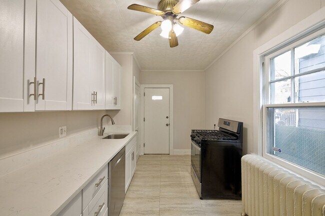 Building Photo - Great 4 Bedroom in 16th st Heights
