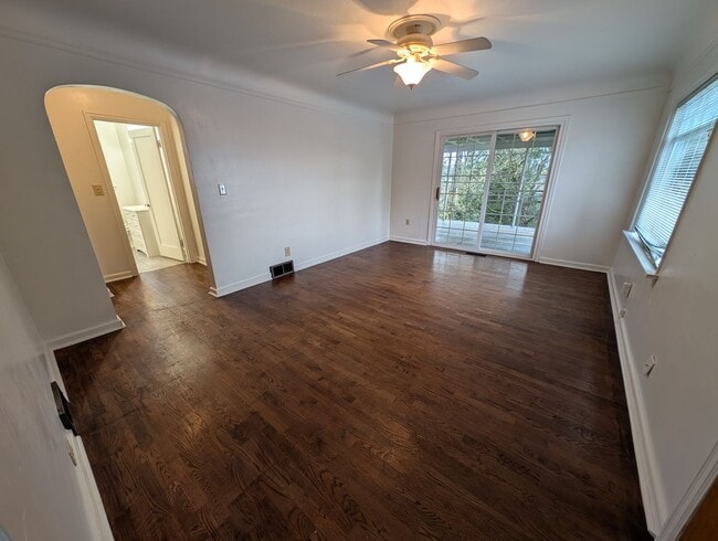 Building Photo - Quaint 2 Bedroom in Navy Yard City - TONS of Extra Space! Available Now!