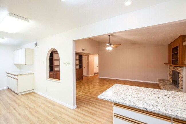 Building Photo - 921 Mossvine Dr