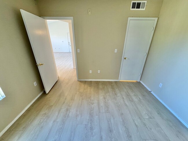 Building Photo - BEAUTIFUL 2 BEDROOM 2 BATHROOM 2ND STORY C...