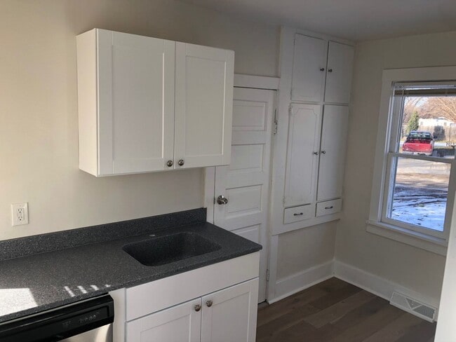 Building Photo - 1BR House- Small- Renovated