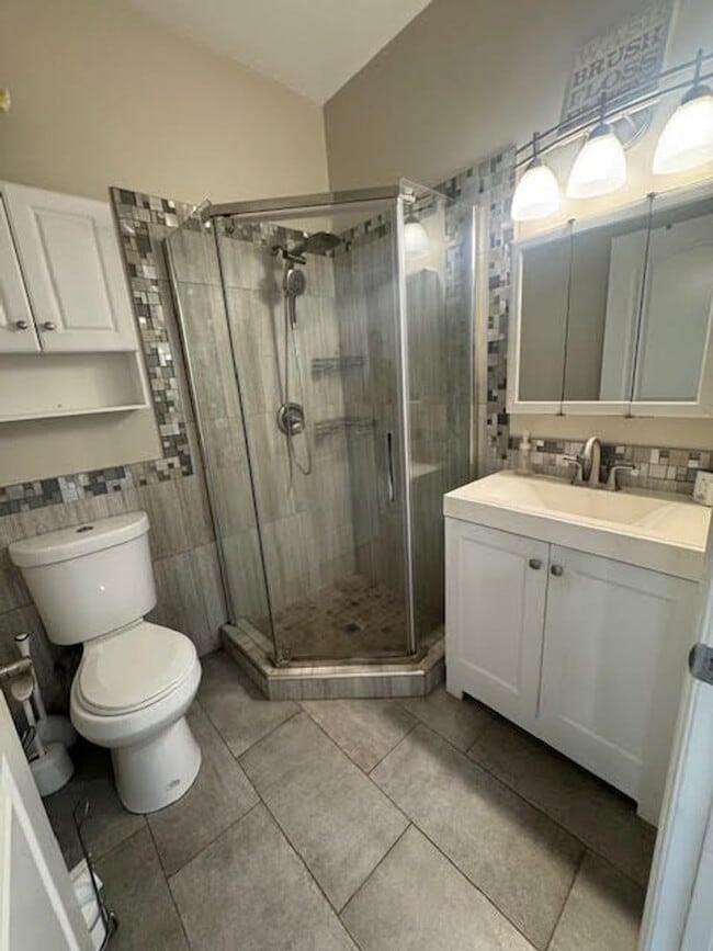 Building Photo - Modern 3 Bed, 2 Bath home
