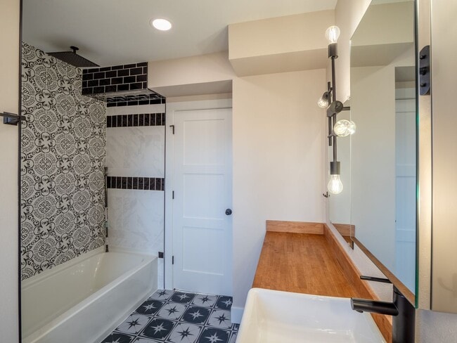 Building Photo - Westwood