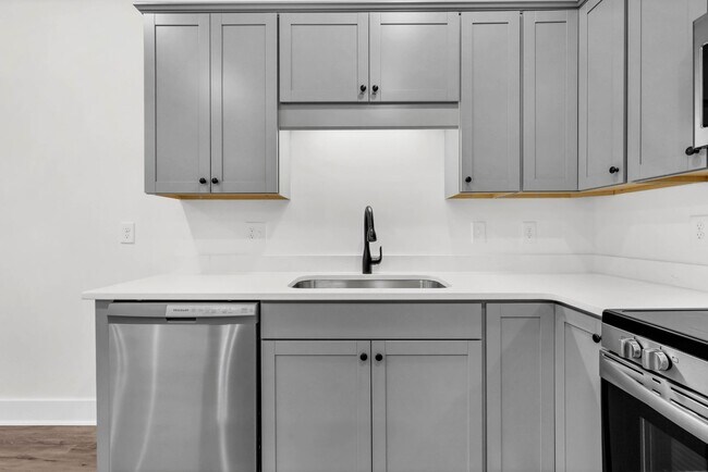 Building Photo - 3 Bedroom 2 1/2 Bath Condo For Rent Near Downtown!