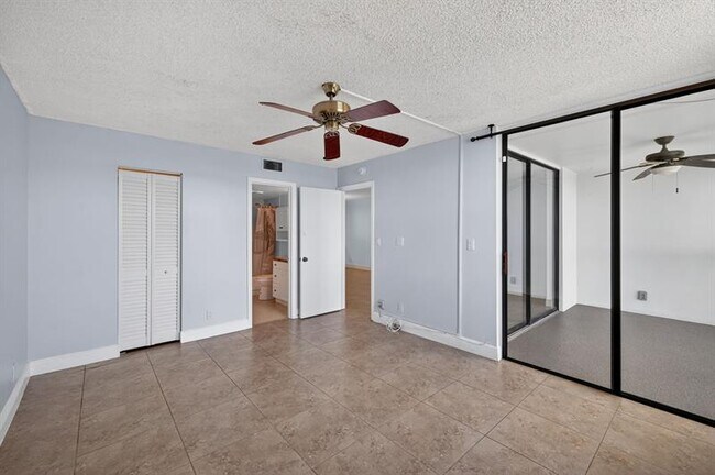 Building Photo - 115 Lake Emerald Dr