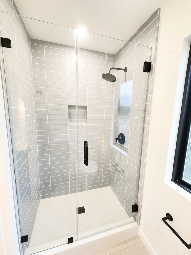 Building Photo - Meticulously renovated 2 bedroom duplex home in central San Mateo