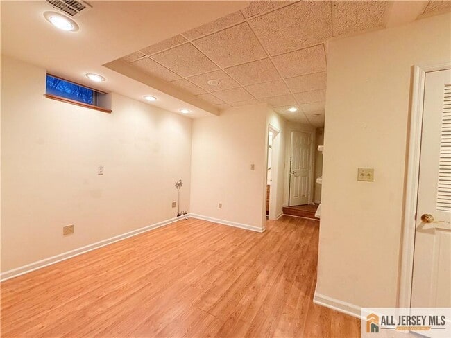 Building Photo - 41 Manor Dr