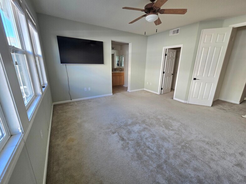 Building Photo - 4353 Fitzwilliam St