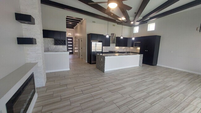 Building Photo - Beautiful 4 bedroom 2.5 bathroom home! READY NOW