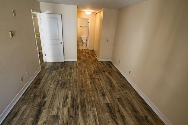 Building Photo - Best Priced 2 Bedroom Condo in the Heart o...