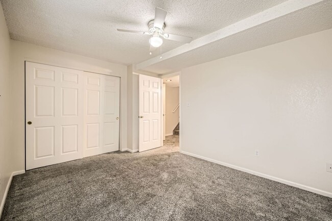 Building Photo - 2 Bedroom, 1 1/2 Half Bath, End Unit Townhome!