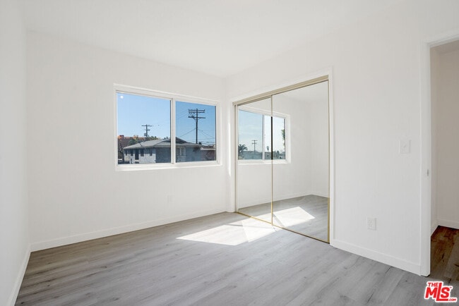 Building Photo - 241 W 84th St