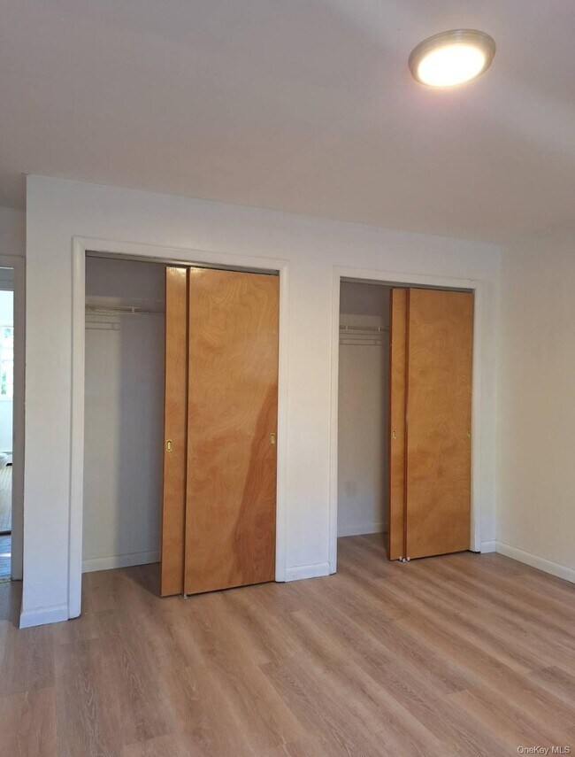 Building Photo - 652 NY-211