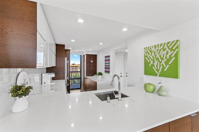 Building Photo - 2707 N Ocean Blvd