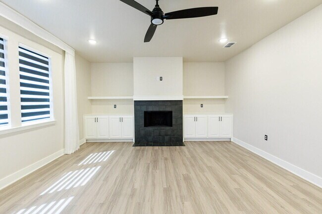 Building Photo - 5825 Grinnell St