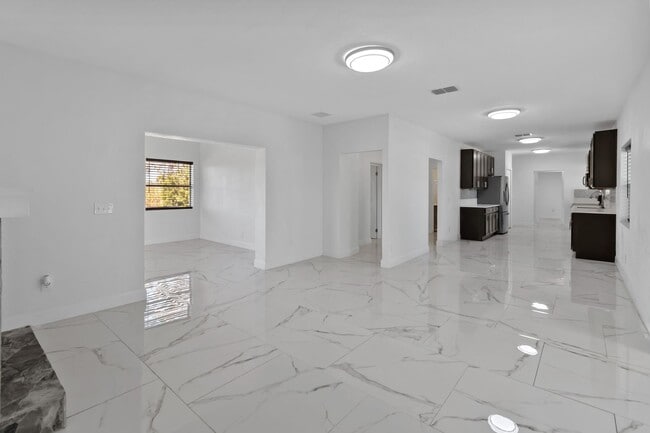 Building Photo - 4/3 Lakefront Home for Rent – 1 Acre – Near College Park & Downtown Orlando