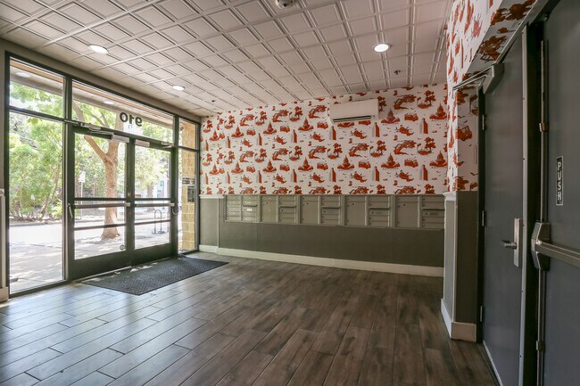 Building Photo - 910 W 25th St