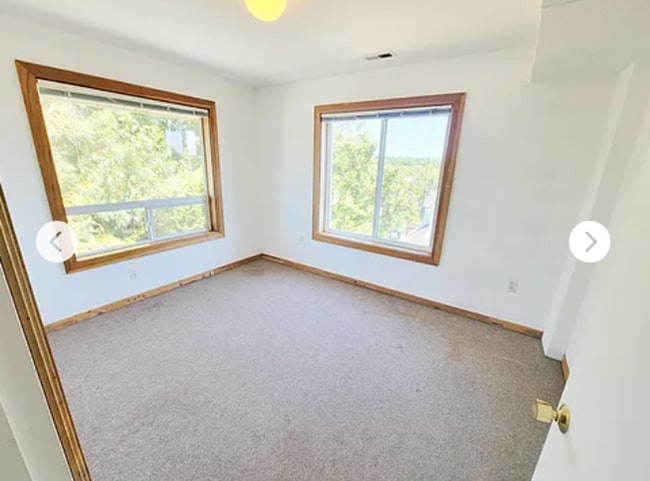 Building Photo - Spacious upper 3-bedroom unit with 2 full ...