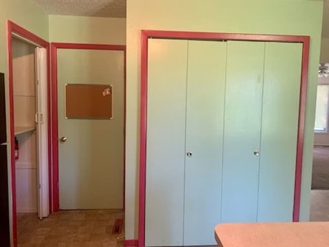 Building Photo - Spacious Heights 3 Bed!